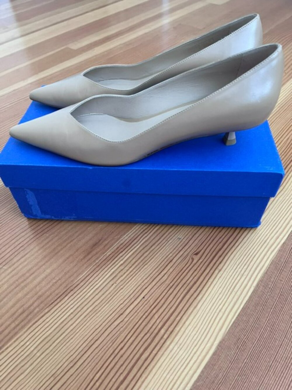 Stuart Weitzman Ave Kitten Heels - EUC!!!